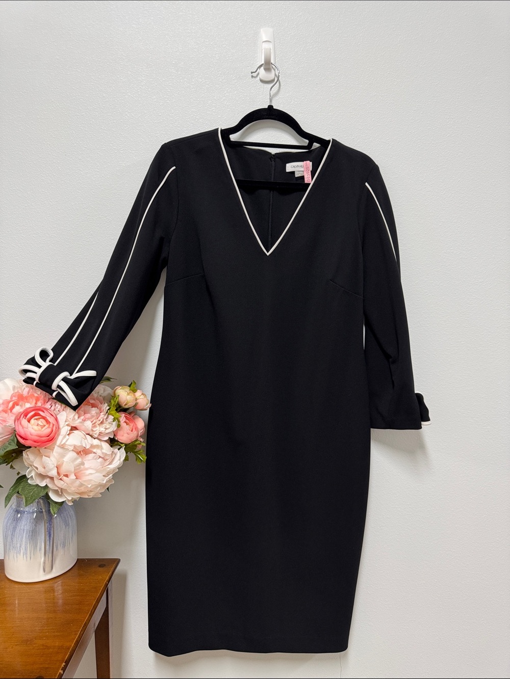 Black V-Neck Contrast-Trim Sheath Dress